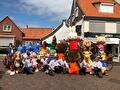 TV-karakterparade met karakters op wagens