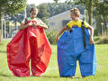 Sponsbroekenrace zeskampspel met emmers