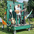 Irish Folk On Wheels, groene mobiele muziekkar