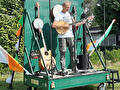 Irish Folk On Wheels, groene mobiele muziekkar