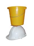 Wateroverbrengspel met emmer op helm