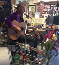De muzikale winkelwagen met zanger en gitarist