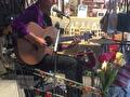 De muzikale winkelwagen met zanger en gitarist