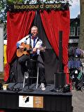 Troubadour d'amour, zanger-gitarist