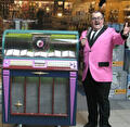 De mobiele jukebox met diskjockey