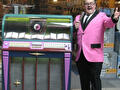 De mobiele jukebox met diskjockey