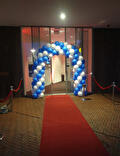 Ballonnenboog in blauw en wit met rode loper