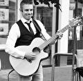 Rocky Solo, troubadour met gitaar