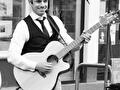 Rocky Solo, troubadour met gitaar