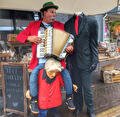 Hiddo met looppop Johan, straattheater