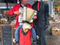 Hiddo met looppop Johan, straattheater