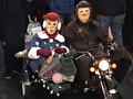 Mister and Miss Harley, gemaskerd duo op kleine motor
