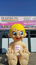 Opblaasbare babypop in de tuin