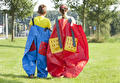 Sponsbroekenrace zeskampspel met emmers (foto 2)