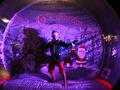 Kerstglobe met kerstelfjes, kerstentertainment